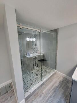 Frameless glass shower with sliding glass door, installed by Great Lakes Glass in Cleveland, Ohio